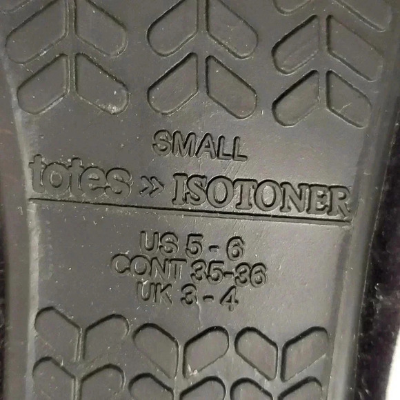 Isotoner totes Shoe  Embroidered graphic comfort Indoor Slip on wear Sz 5-6 US - Picture 6 of 8